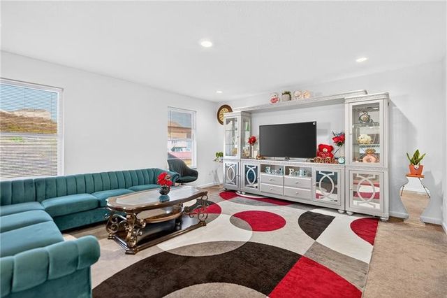 555 Gardenia Dr, Rostraver, PA 15012