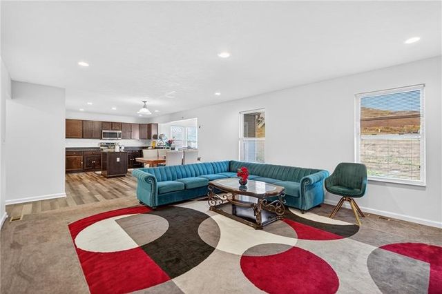 555 Gardenia Dr, Rostraver, PA 15012