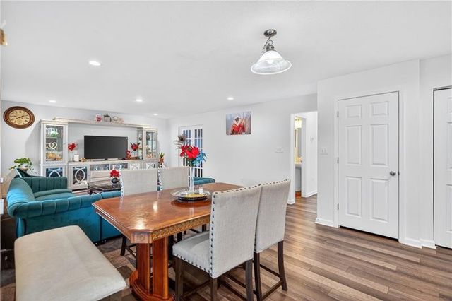 555 Gardenia Dr, Rostraver, PA 15012