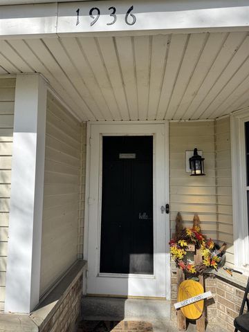 1936 Cliff Alex Court, Waukesha, WI 53189