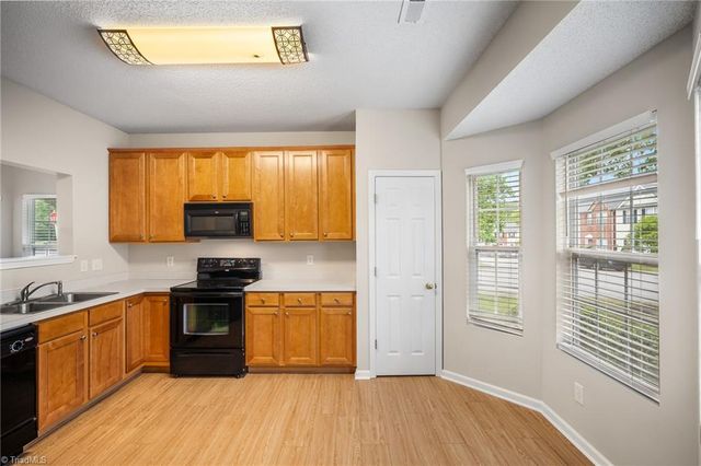 1772 Olivers Crossing Circle, Winston-salem, NC 27127