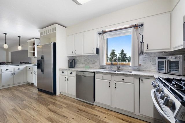 204 2nd St NE, Surrey, ND 58785