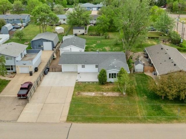 204 2nd St NE, Surrey, ND 58785
