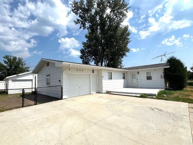 204 2nd St NE, Surrey, ND 58785