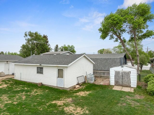 204 2nd St NE, Surrey, ND 58785