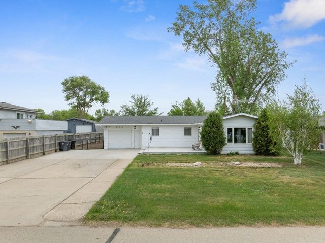 204 2nd St NE, Surrey, ND 58785