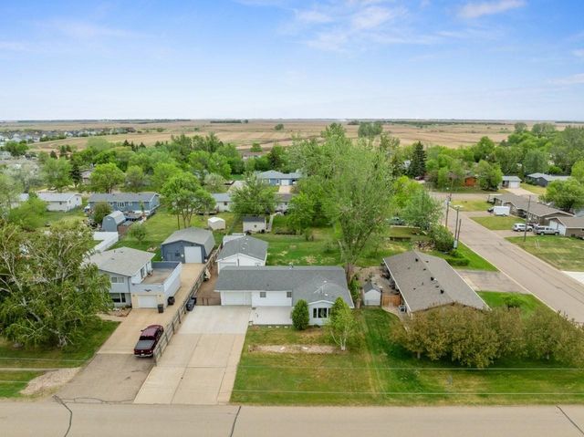 204 2nd St NE, Surrey, ND 58785