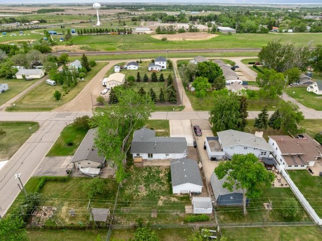 204 2nd St NE, Surrey, ND 58785