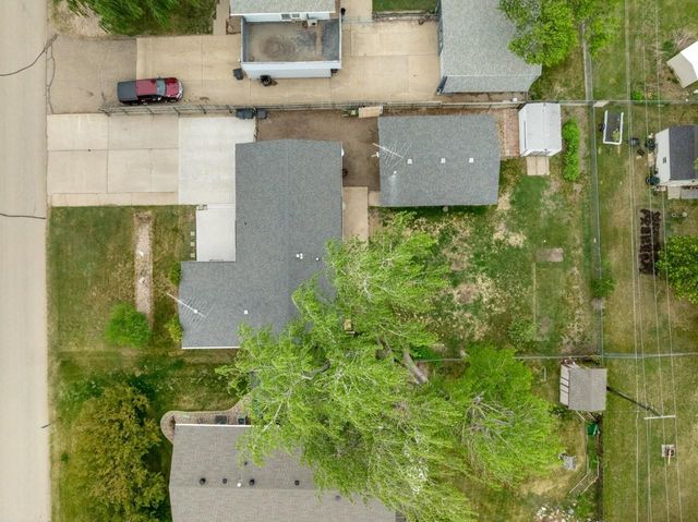 204 2nd St NE, Surrey, ND 58785