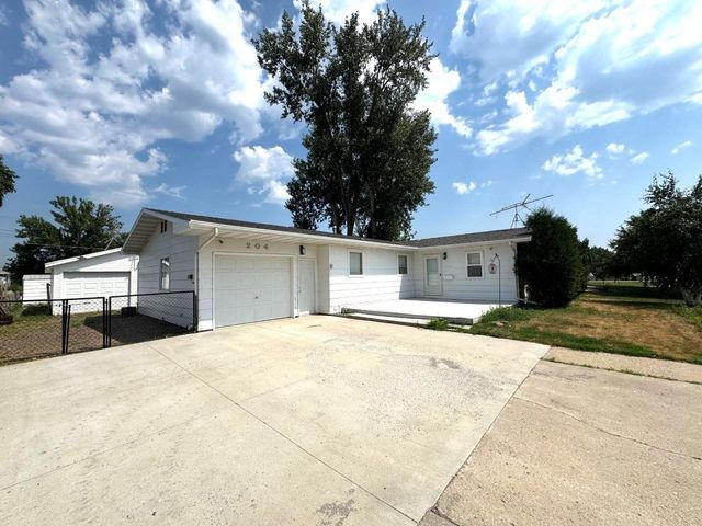 204 2nd St NE, Surrey, ND 58785