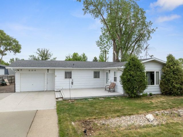 204 2nd St NE, Surrey, ND 58785