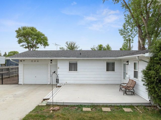 204 2nd St NE, Surrey, ND 58785