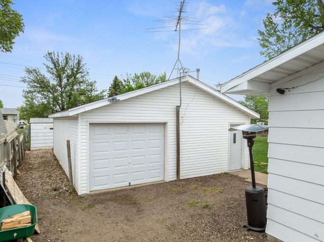 204 2nd St NE, Surrey, ND 58785
