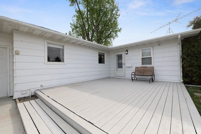 204 2nd St NE, Surrey, ND 58785