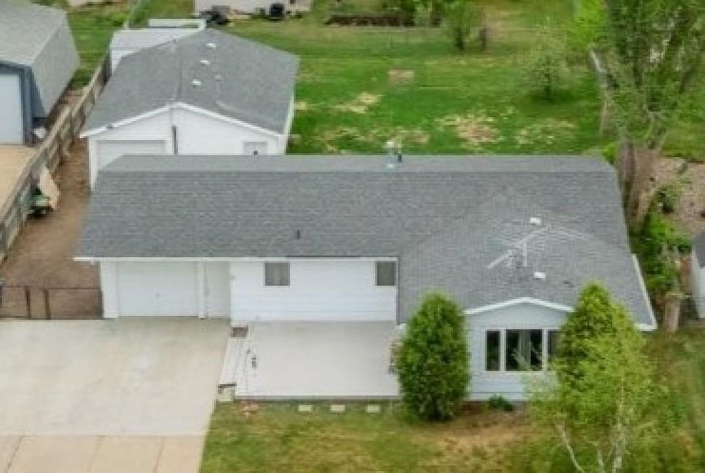 204 2nd St NE, Surrey, ND 58785