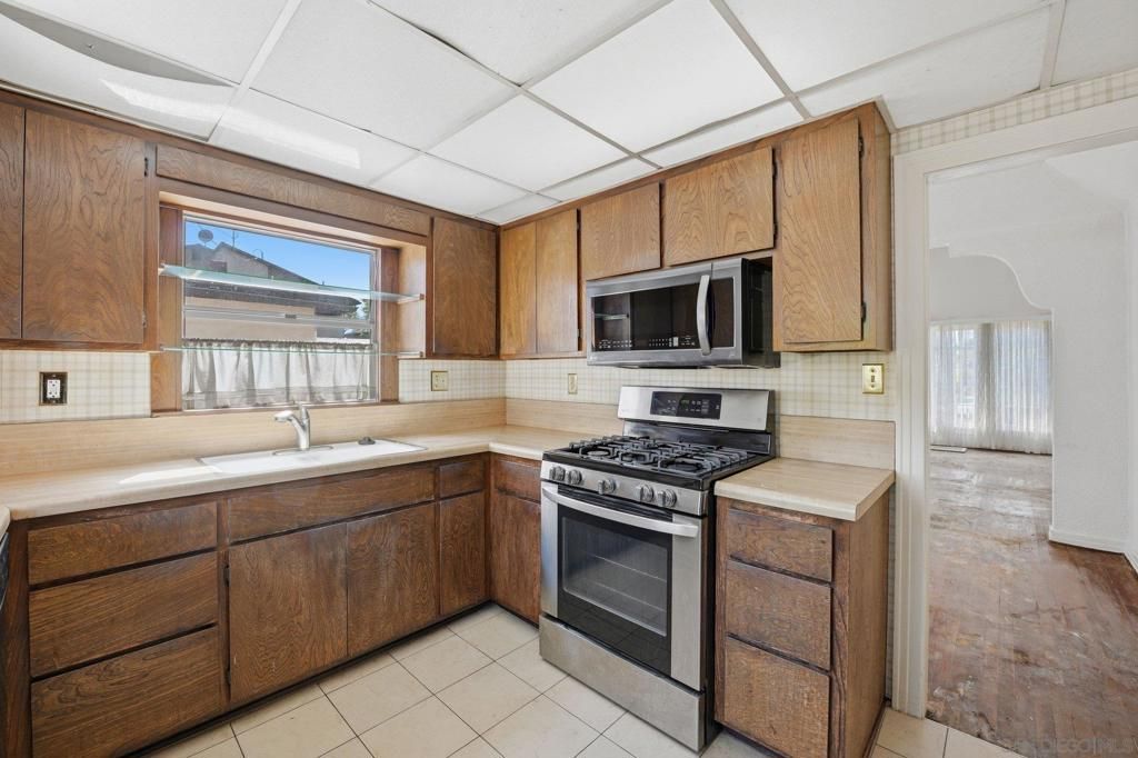 Image 11 of property listing at 4715 Panorama Dr., San Diego, CA 92116