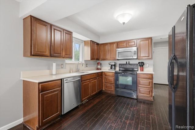 2735 N Williams Lake Road, Waterford, MI 48329