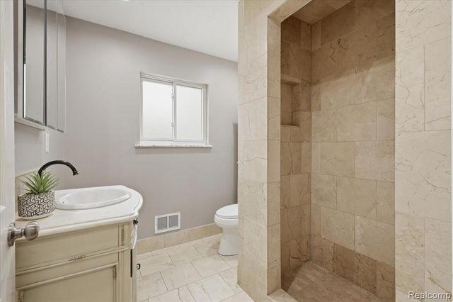 2735 N Williams Lake Road, Waterford, MI 48329