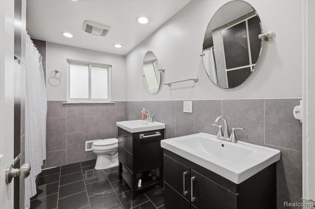 2735 N Williams Lake Road, Waterford, MI 48329