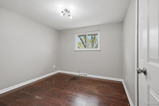 2735 N Williams Lake Road, Waterford, MI 48329
