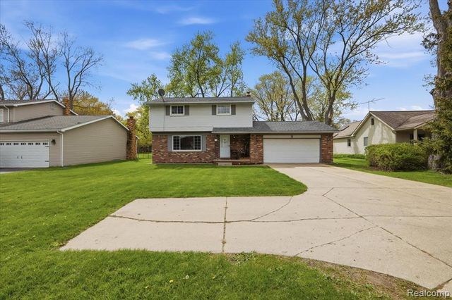 2735 N Williams Lake Road, Waterford, MI 48329
