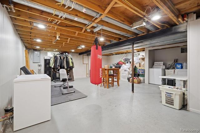 2735 N Williams Lake Road, Waterford, MI 48329