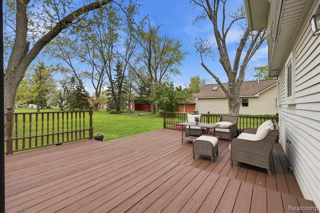 2735 N Williams Lake Road, Waterford, MI 48329