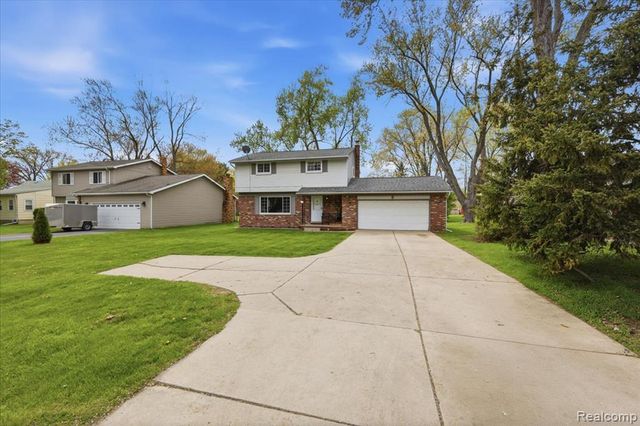 2735 N Williams Lake Road, Waterford, MI 48329