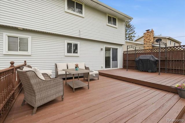 2735 N Williams Lake Road, Waterford, MI 48329