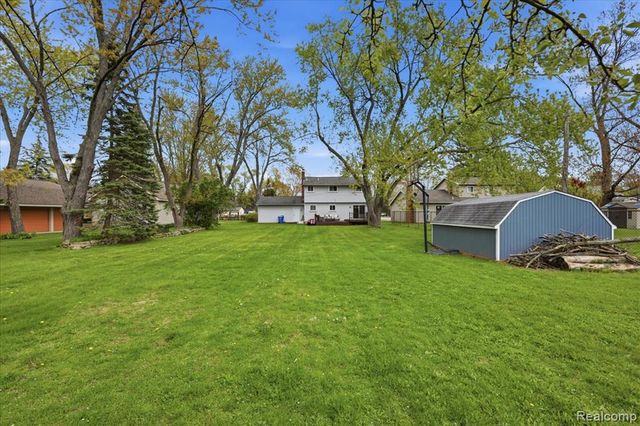 2735 N Williams Lake Road, Waterford, MI 48329