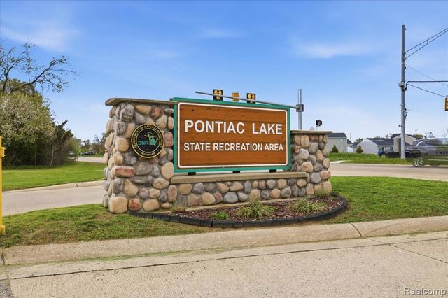 2735 N Williams Lake Road, Waterford, MI 48329