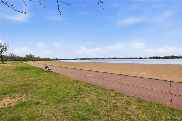 2735 N Williams Lake Road, Waterford, MI 48329