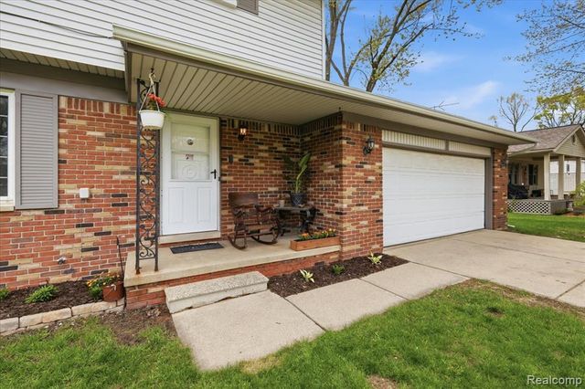 2735 N Williams Lake Road, Waterford, MI 48329