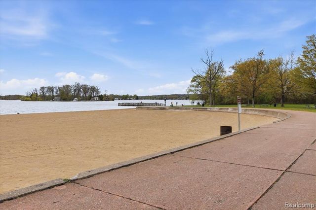 2735 N Williams Lake Road, Waterford, MI 48329