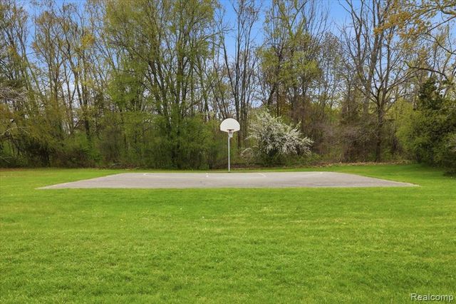 2735 N Williams Lake Road, Waterford, MI 48329