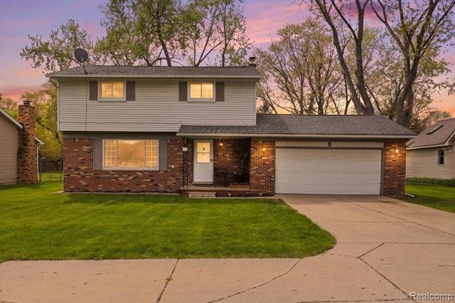 2735 N Williams Lake Road, Waterford, MI 48329