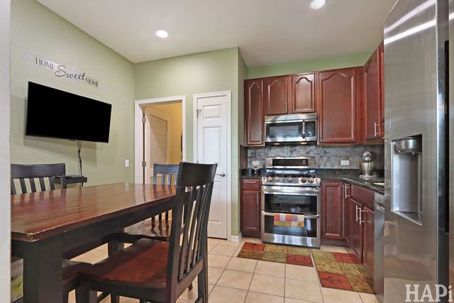 703 Owl Creek Lane, Gurnee, IL 60031