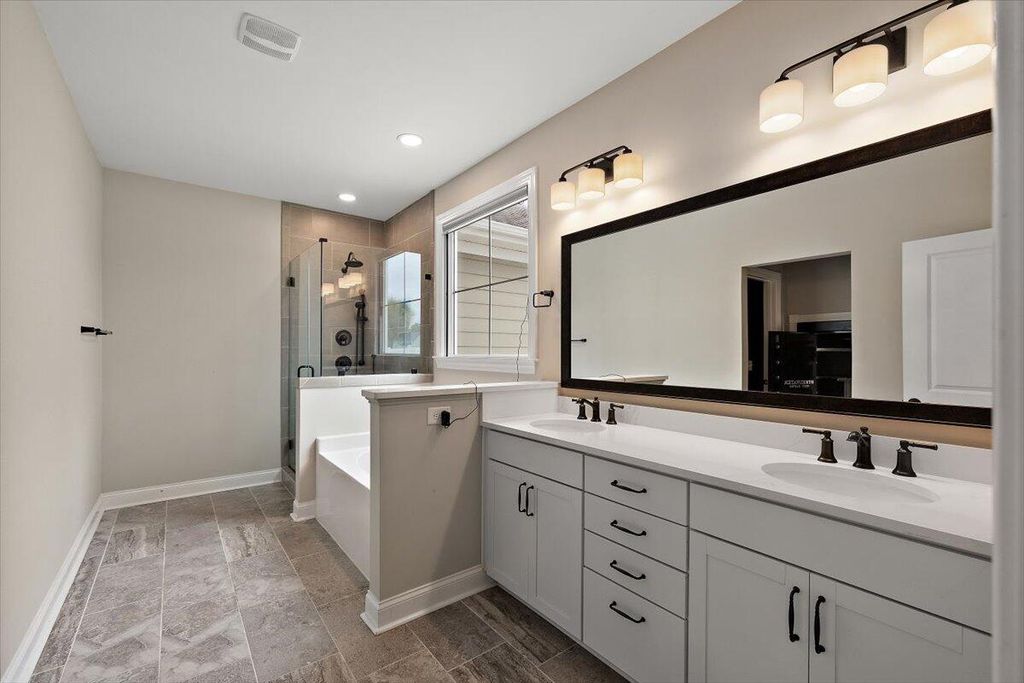 Image 18 of property listing at 656 Yellow Leaf Lane, Summerville, SC 29486