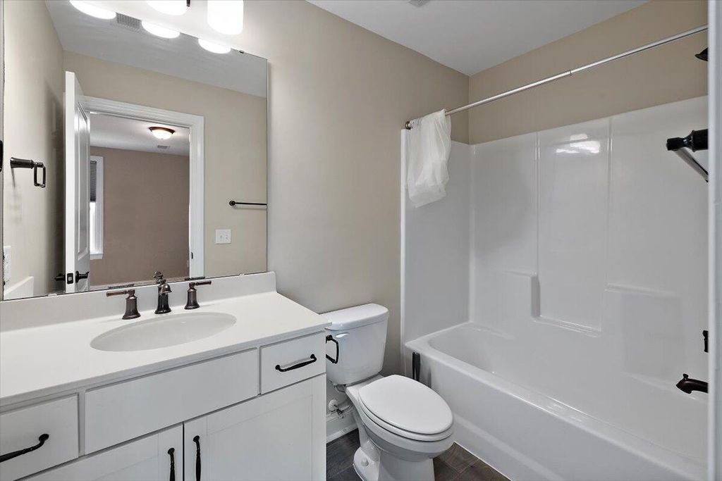 Image 26 of property listing at 656 Yellow Leaf Lane, Summerville, SC 29486