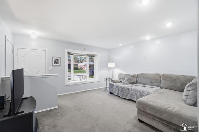 5902 N Lafayette Street, Dearborn Heights, MI 48127