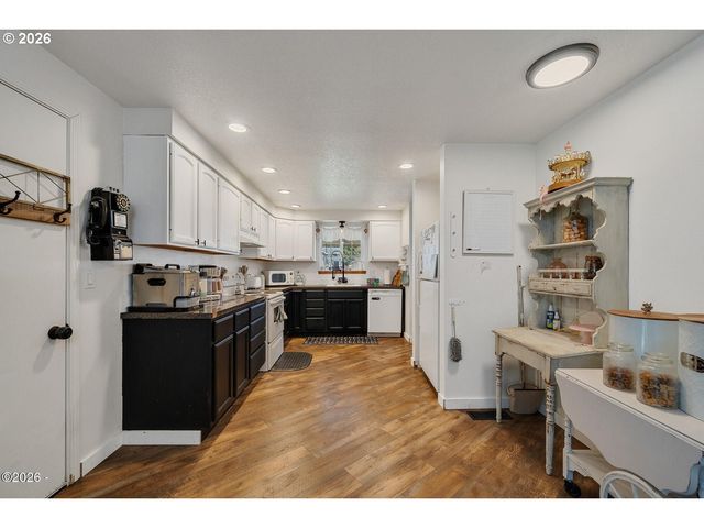 1202 N 1ST Ave, Rockaway Beach, OR 97136