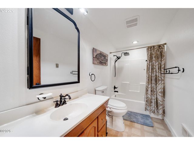 1202 N 1ST Ave, Rockaway Beach, OR 97136