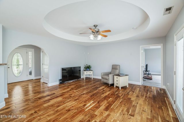 824 Commonwealth Ave, Strawberry Plains, TN 37871