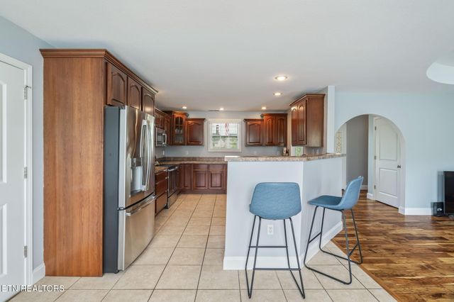 824 Commonwealth Ave, Strawberry Plains, TN 37871