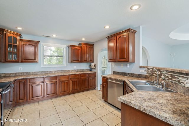 824 Commonwealth Ave, Strawberry Plains, TN 37871
