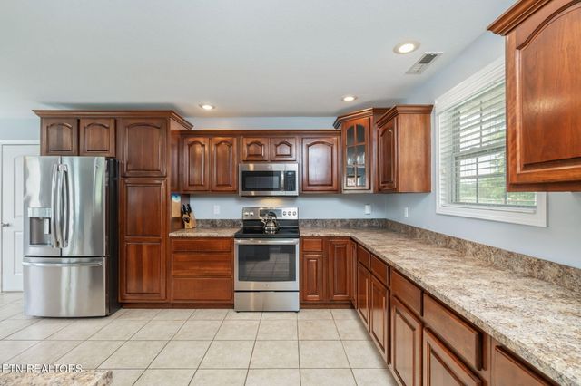 824 Commonwealth Ave, Strawberry Plains, TN 37871