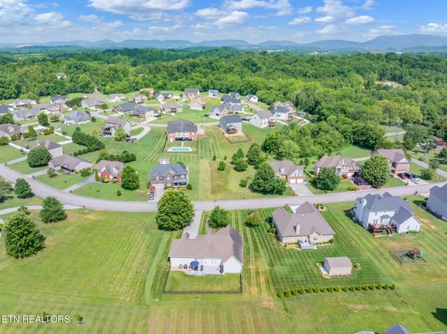 824 Commonwealth Ave, Strawberry Plains, TN 37871