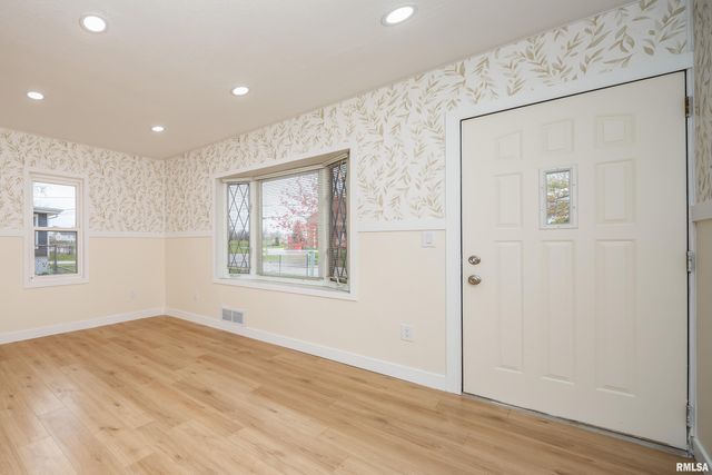 5109 N PINE Street, Davenport, IA 52806