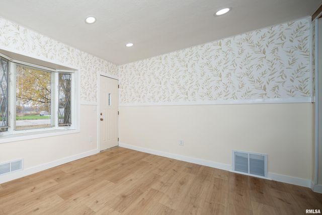 5109 N PINE Street, Davenport, IA 52806