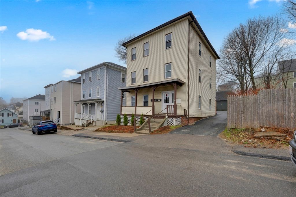 20 Mott St, Worcester, MA 01604